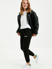 Штаны спортивные Trendyol модель TWOAW21EA0049/Siyah Фото