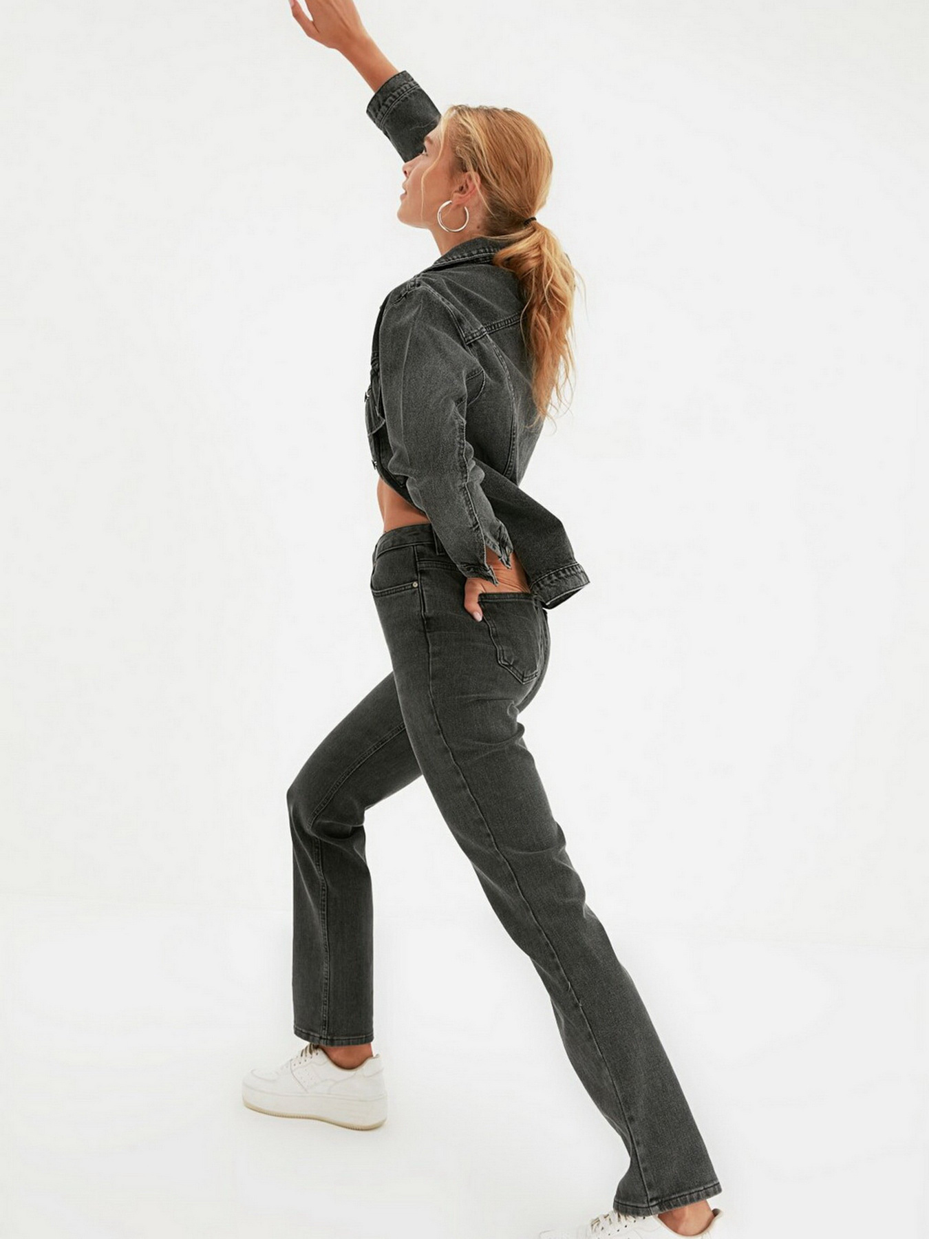 Зауженные джинсы Trendyol Slim модель TWOAW22JE0840/Antrasit Фото