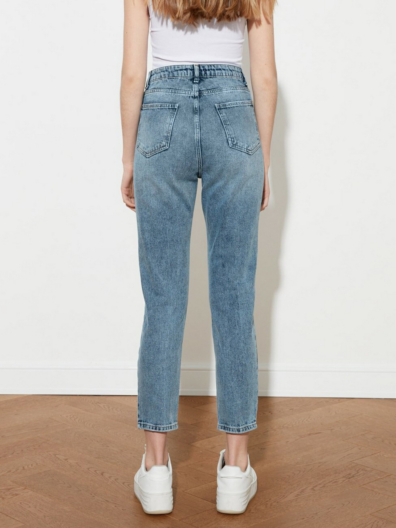 Джинси мом Trendyol Mom модель TWOSS20JE0180/Mavi Фото