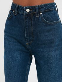 Джинси мом Trendyol Mom модель TWOAW22JE1277/Koyu Mavi Фото