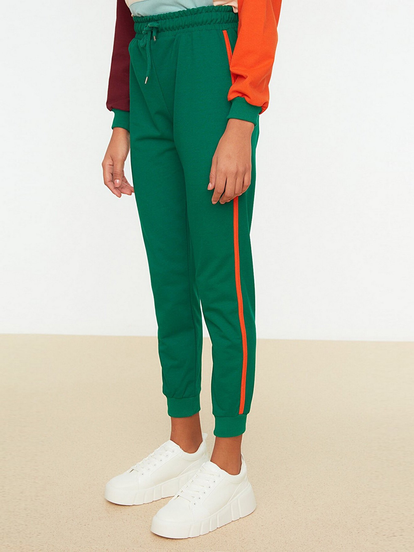 Штаны спортивные Trendyol модель TWOSS22EA0033/Yesil Штаны спортивные Trendyol модель TWOSS22EA0033/Yesil Фото