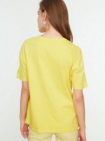 Футболка Trendyol модель TWOSS22TS0650/Sari Фото