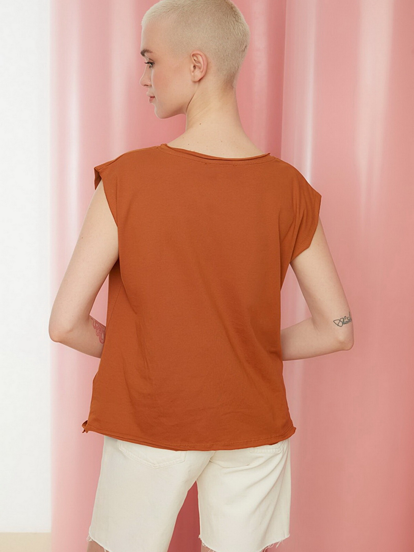 Футболка Trendyol модель TWOSS22TS0519/Kahverengi Фото