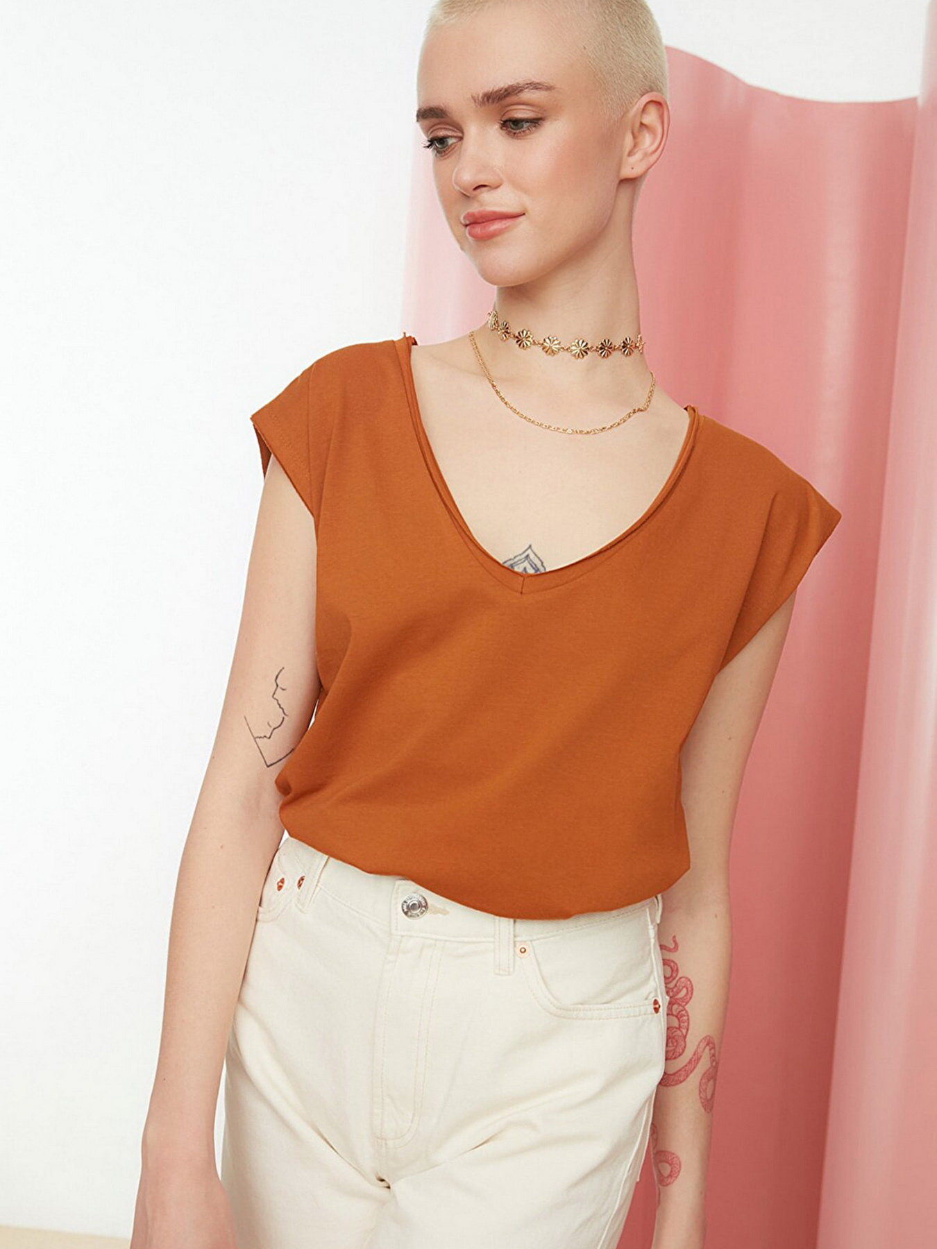 Футболка Trendyol модель TWOSS22TS0519/Kahverengi Футболка Trendyol модель TWOSS22TS0519/Kahverengi Фото