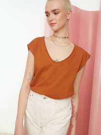 Футболка Trendyol модель TWOSS22TS0519/Kahverengi Футболка Trendyol модель TWOSS22TS0519/Kahverengi Фото