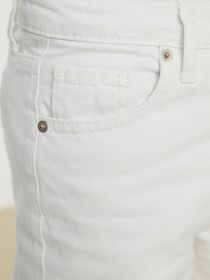 Прямые джинсы Trendyol Frayed Straight модель TCTSS22JE0044/Beyaz Фото
