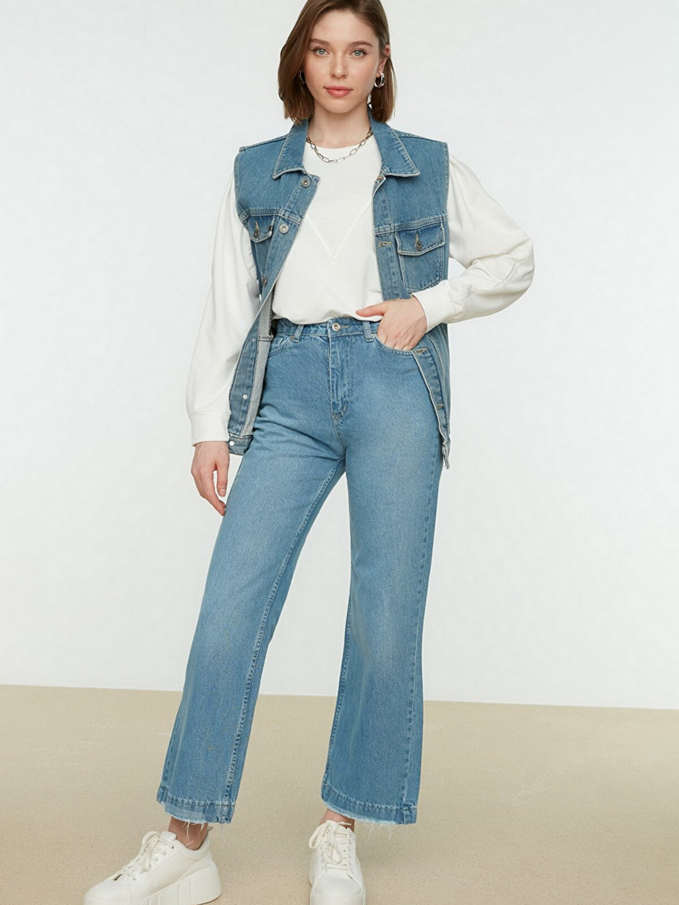 Широкие джинсы Trendyol Frayed Straight модель TCTSS22JE0044/Indigo Фото