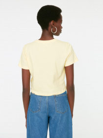 Футболка Trendyol модель TWOSS22TS1503/Sari Фото