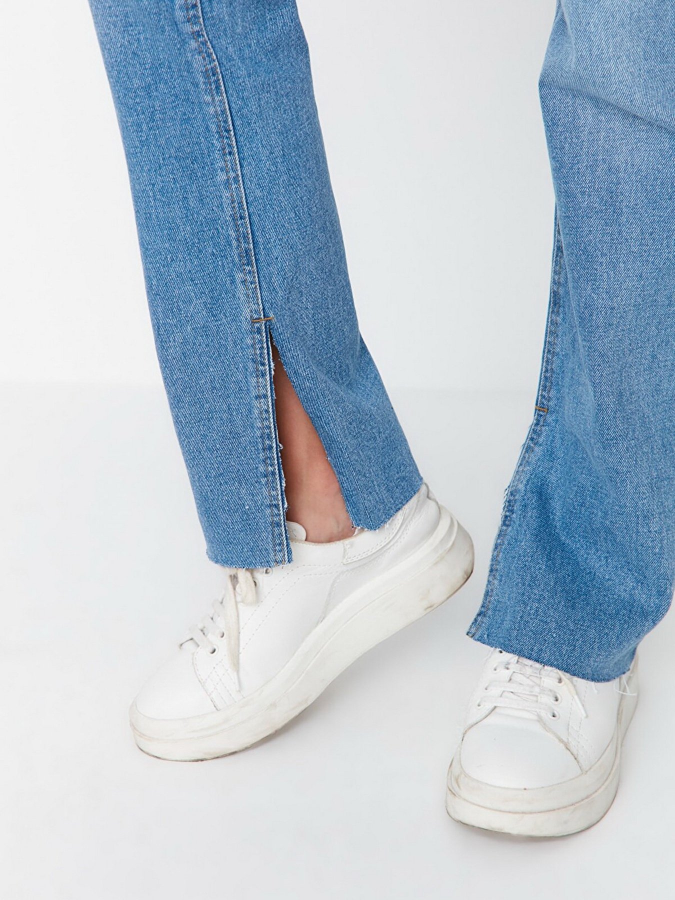 Расклешенные джинсы Trendyol модель TWOAW22JE0382/Lacivert Фото