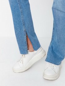 Расклешенные джинсы Trendyol модель TWOAW22JE0382/Lacivert Фото