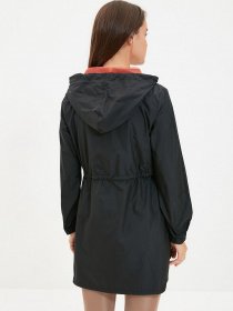 Плащ Trendyol модель TCTAW22YG0002/Siyah Фото
