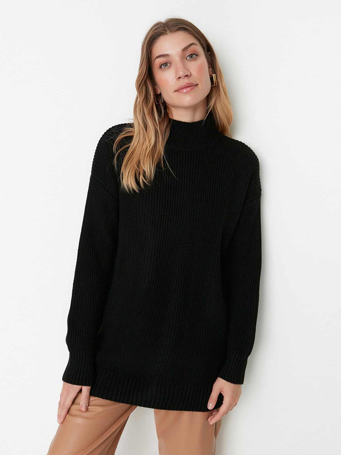 Свитер Trendyol модель TCTAW23KZ00048/Siyah Фото