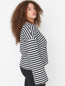 Лонгслів Trendyol модель TBBAW23BF00000/Beyaz Фото