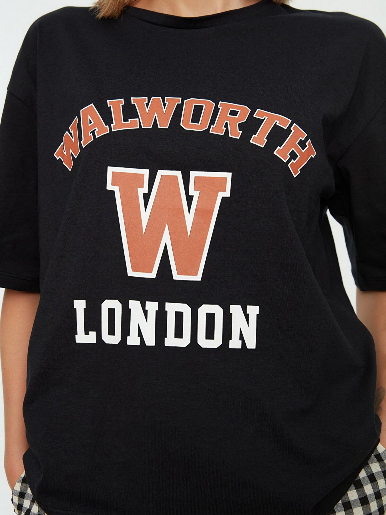 Футболка Trendyol модель TWOSS22TS1299/Siyah Фото