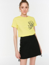 Футболка Trendyol модель TWOSS22TS1643/Sari Фото