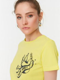 Футболка Trendyol модель TWOSS22TS1643/Sari Фото