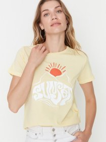 Футболка Trendyol модель TWOSS22TS2175/Sari Фото