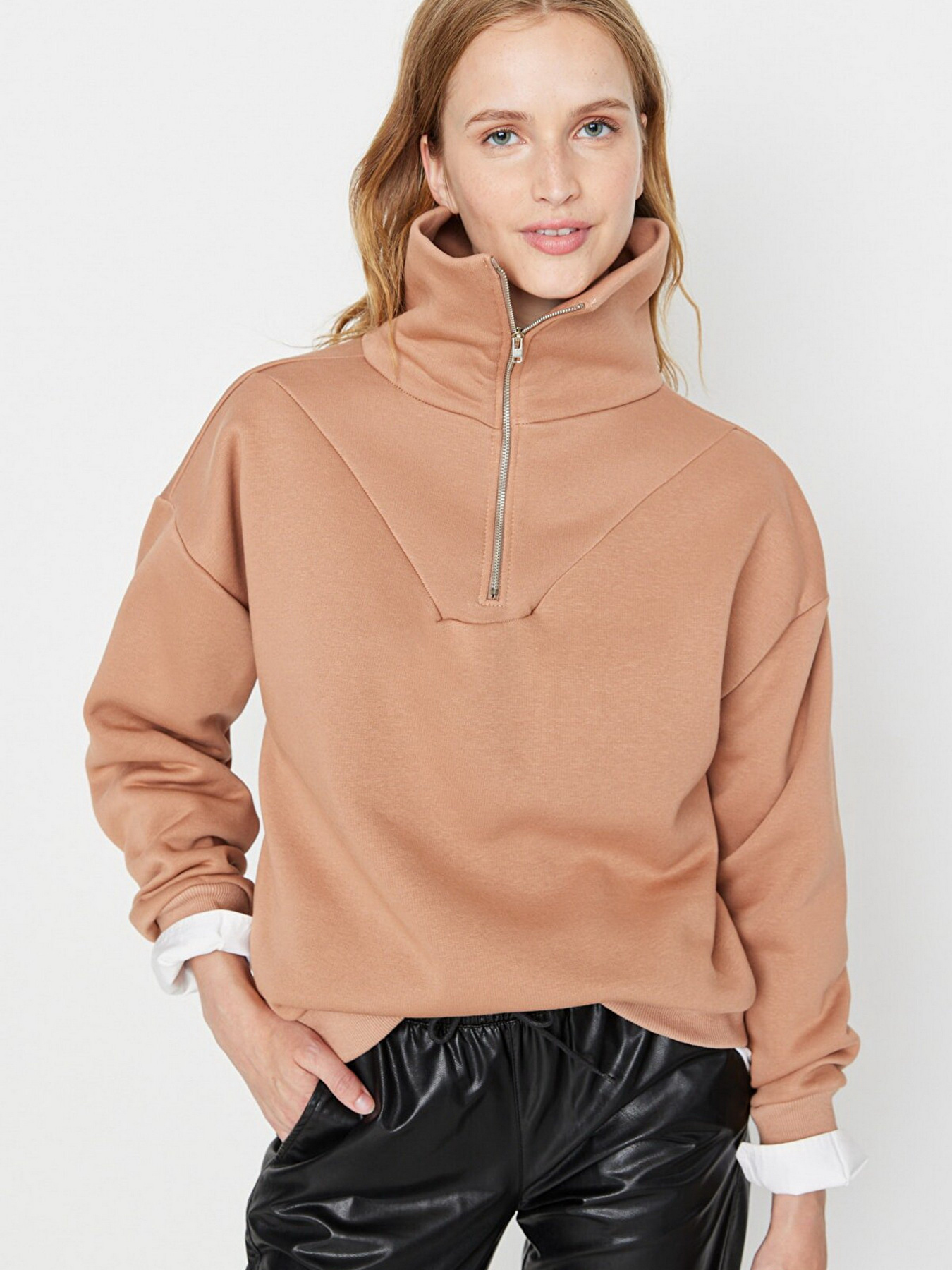 Свитшот Trendyol модель TWOAW23SW00091/Vizon Фото