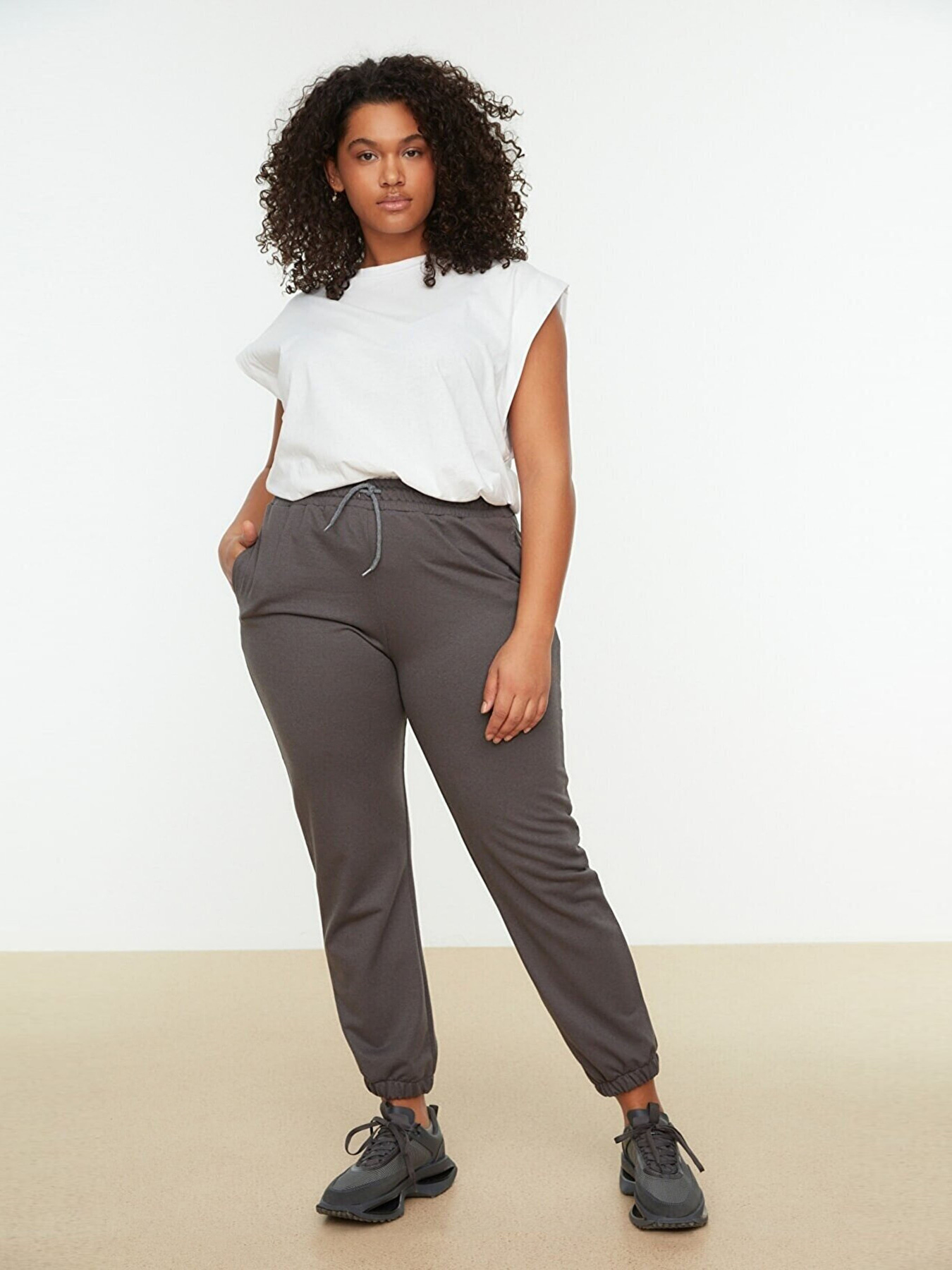 Джоггеры Trendyol модель TBBSS22EA0054/Antrasit Фото