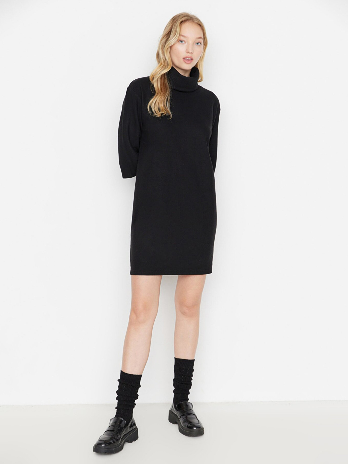 Платье мини Trendyol модель TWOAW20EL1110/Siyah Фото