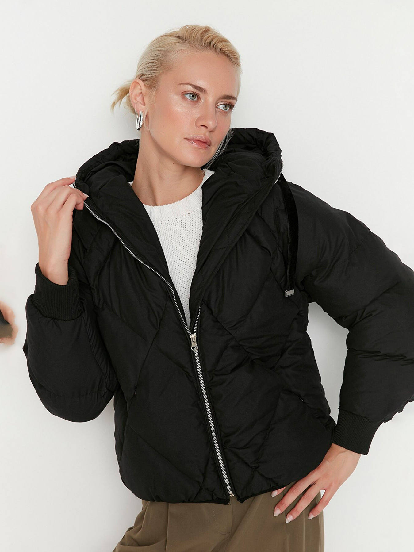 Зимняя куртка Trendyol модель TWOAW23MO00004/Siyah Фото