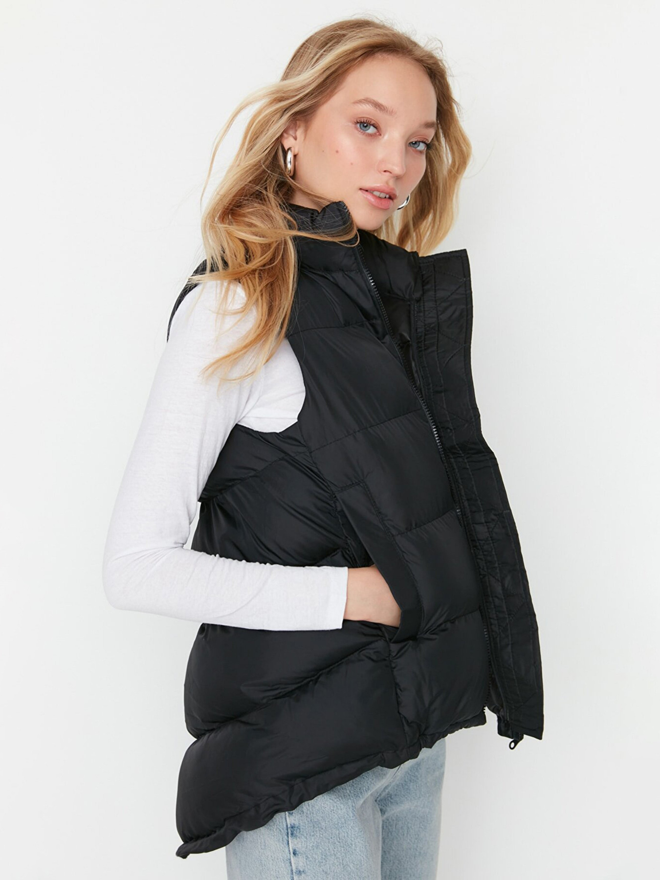 Жилет з утеплювачем Trendyol модель TWOAW23YE00008/Siyah Фото