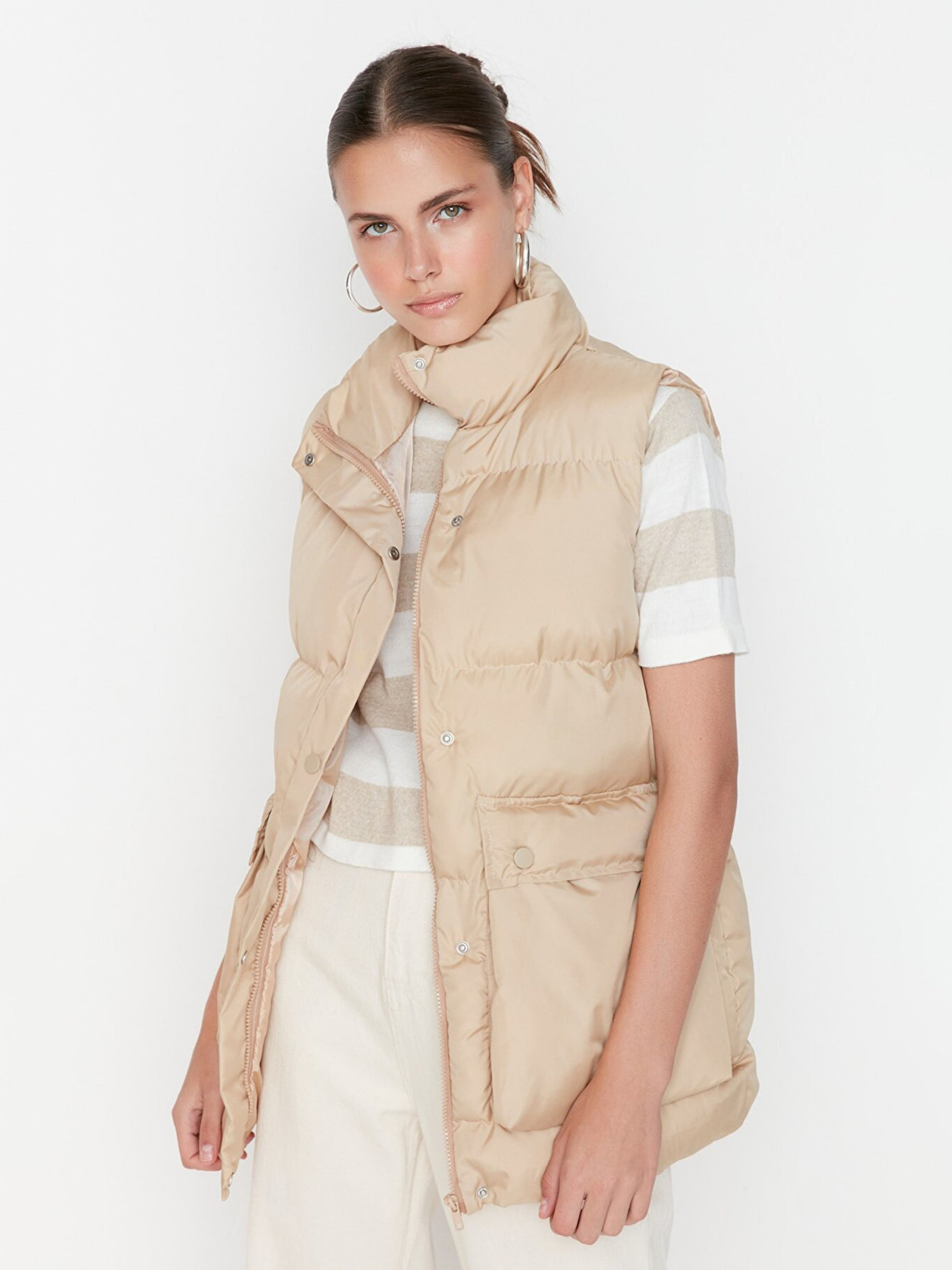 Утеплений жилет Trendyol модель TWOAW23YE00015/Tas Фото