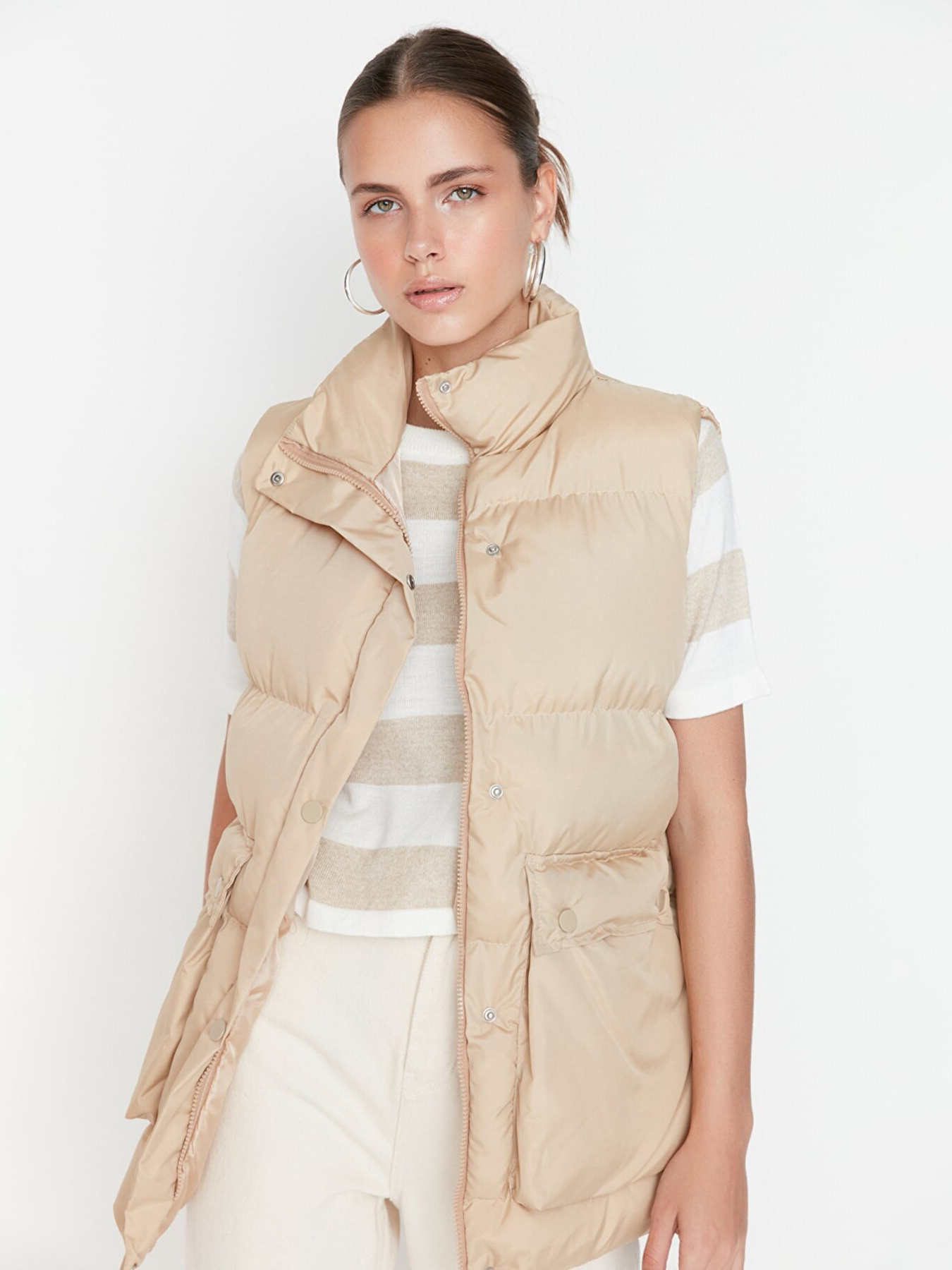 Утеплений жилет Trendyol модель TWOAW23YE00015/Tas Фото