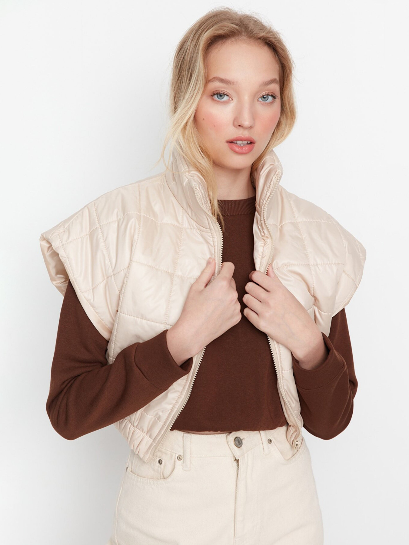 Жилет с утеплителем Trendyol модель TWOAW23YE00023/Tas Фото