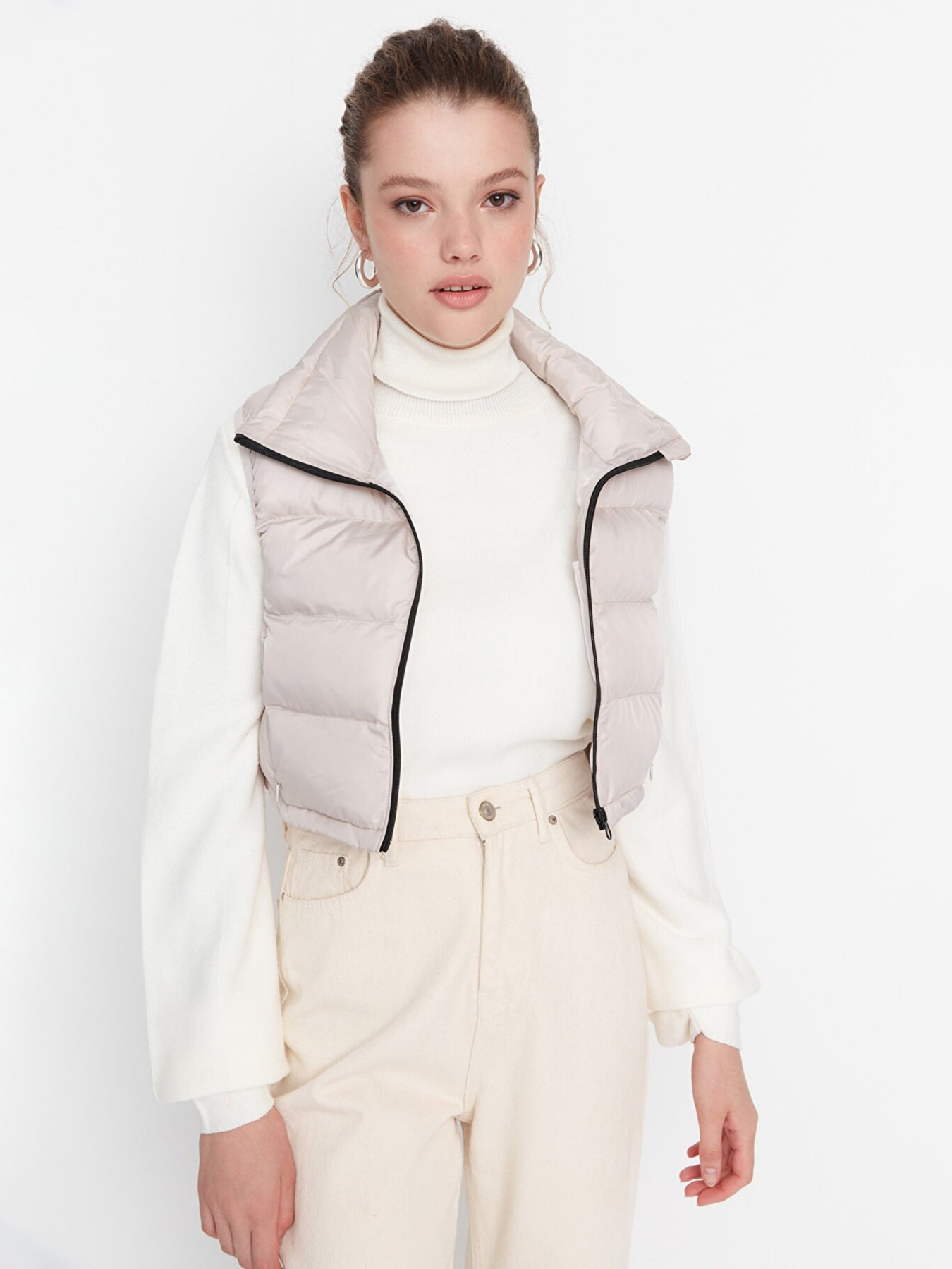 Утеплений жилет Trendyol модель TWOAW23YE00041/Tas Фото