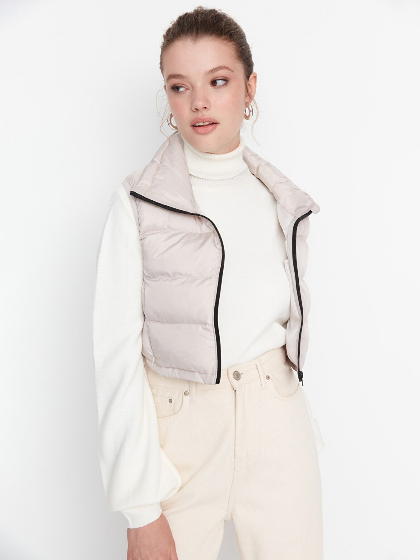 Утеплений жилет Trendyol модель TWOAW23YE00041/Tas Фото