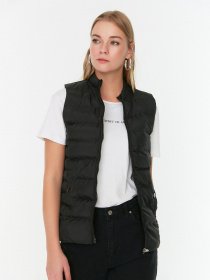 Утеплений жилет Trendyol модель TWOSS22YE00005/Siyah Фото