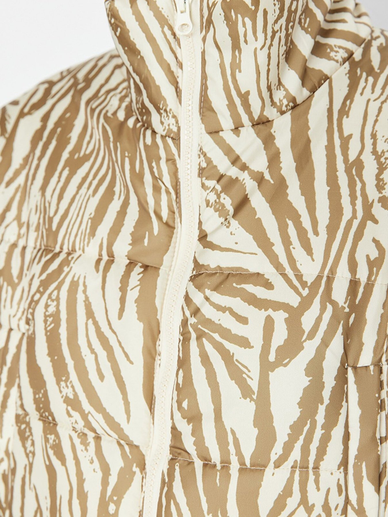 Демисезонная куртка Trendyol модель TWOAW23MO00380/Bej-Cok Renkli Фото