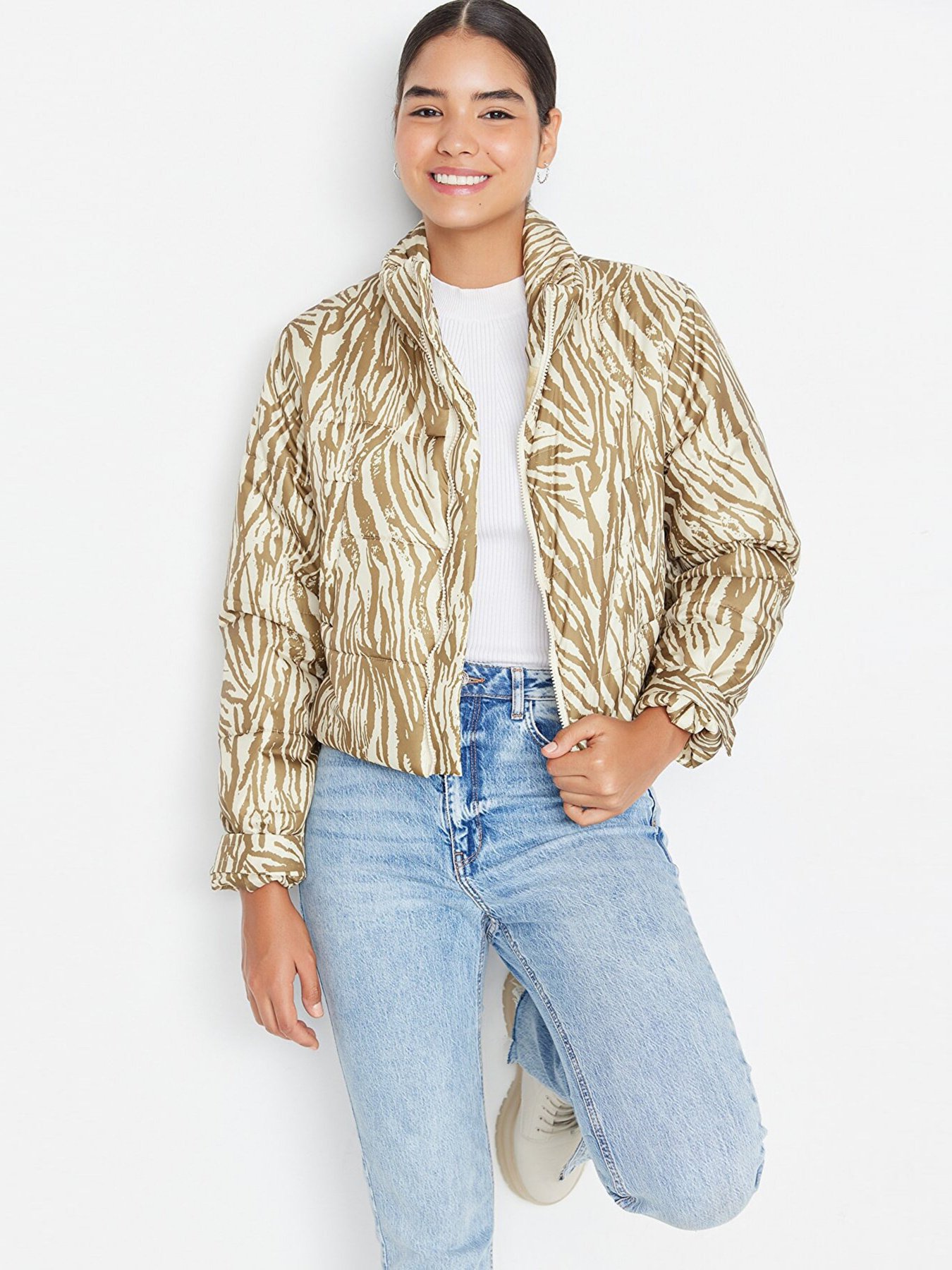 Демисезонная куртка Trendyol модель TWOAW23MO00380/Bej-Cok Renkli Фото