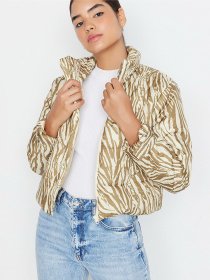 Демисезонная куртка Trendyol модель TWOAW23MO00380/Bej-Cok Renkli Фото