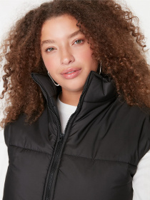 Утеплений жилет Trendyol модель TBBAW23BH00004/Siyah Фото