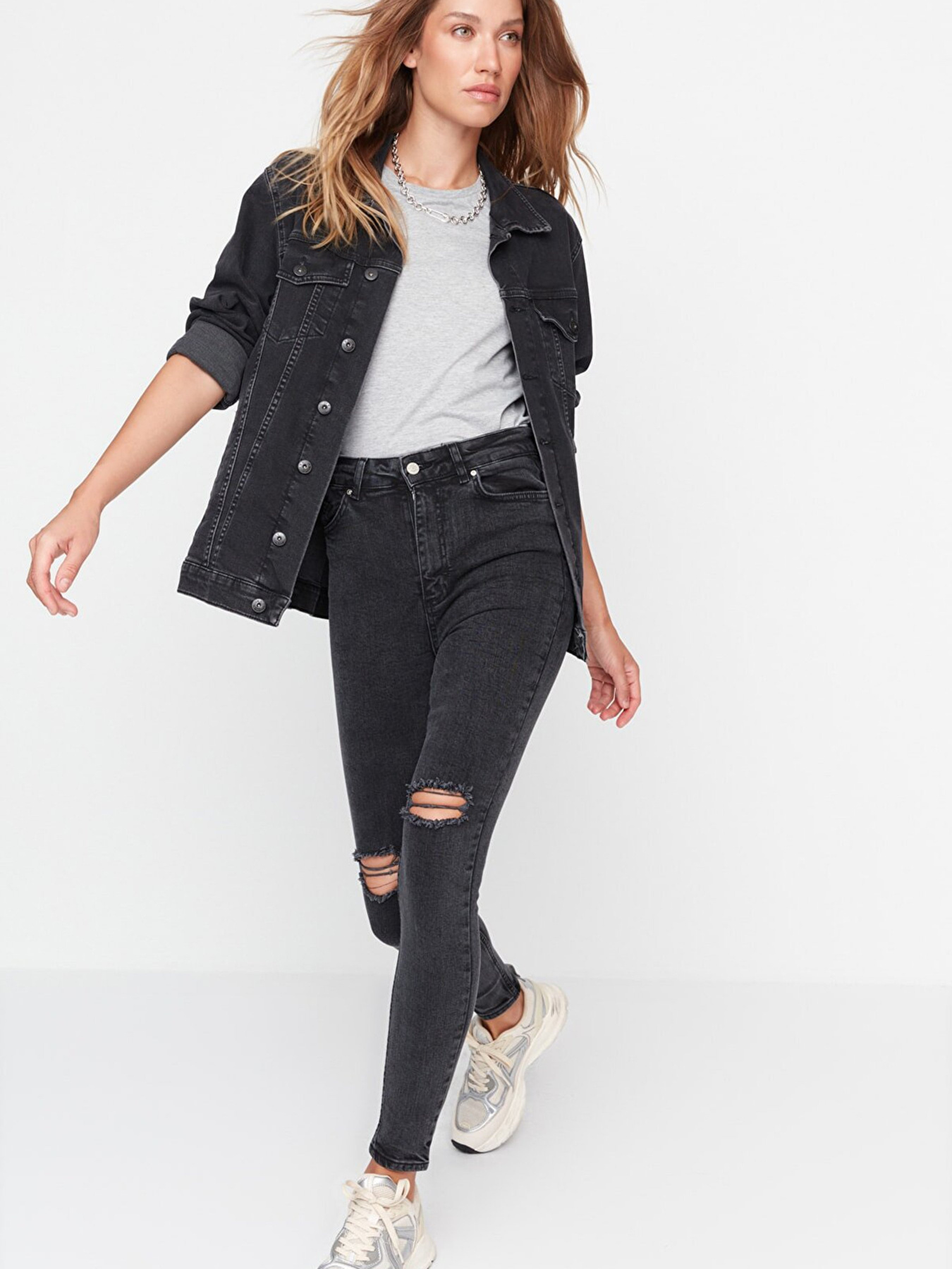 Зауженные джинсы Trendyol модель TWOAW23JE00135/Siyah Фото