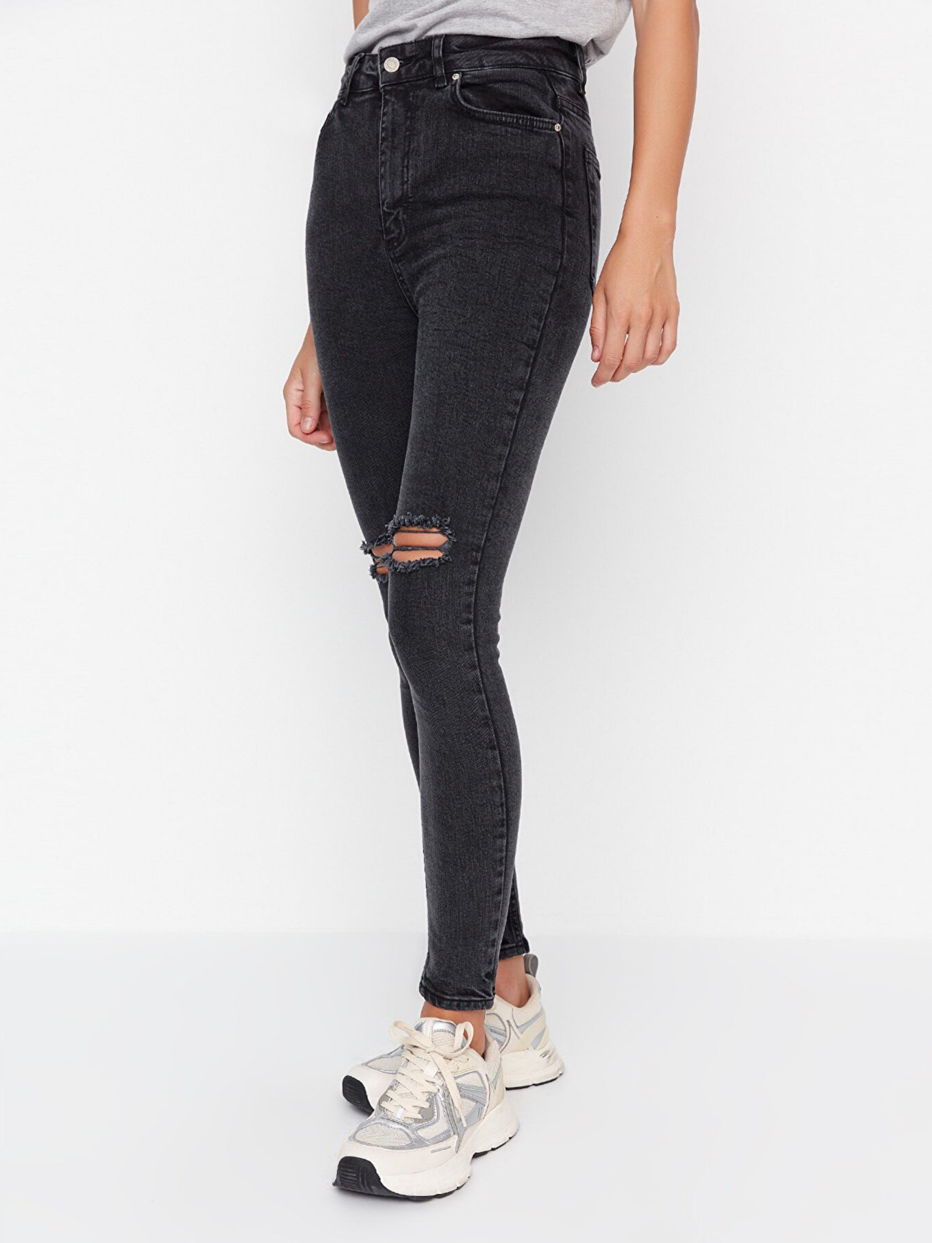 Зауженные джинсы Trendyol модель TWOAW23JE00135/Siyah Фото
