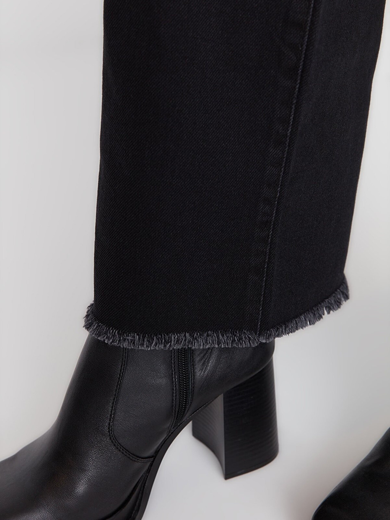 Прямые джинсы Trendyol модель TCTAW23JE00073/Siyah Фото