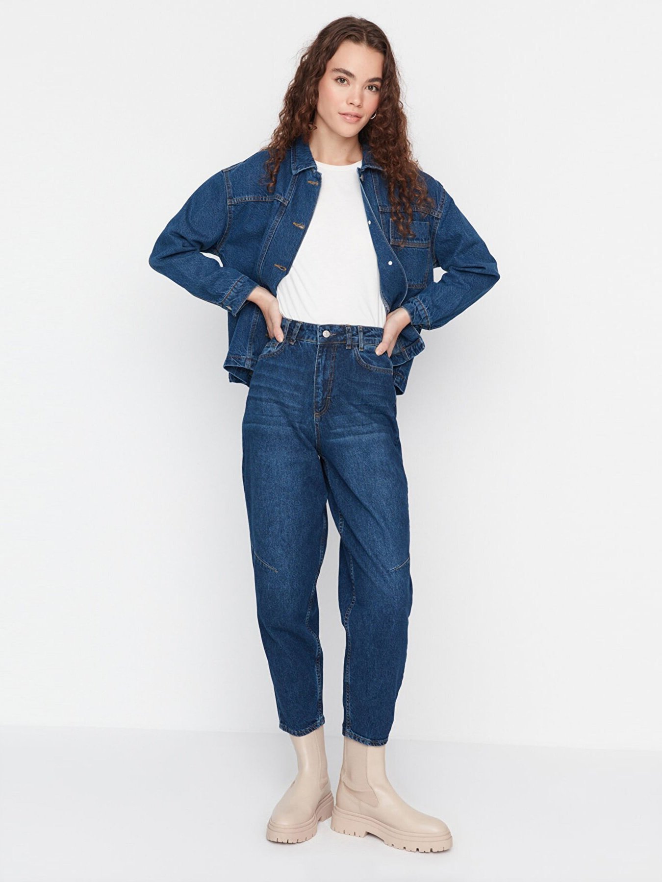 Джинсы мом Trendyol модель TWOAW23JE00125/Mavi Фото