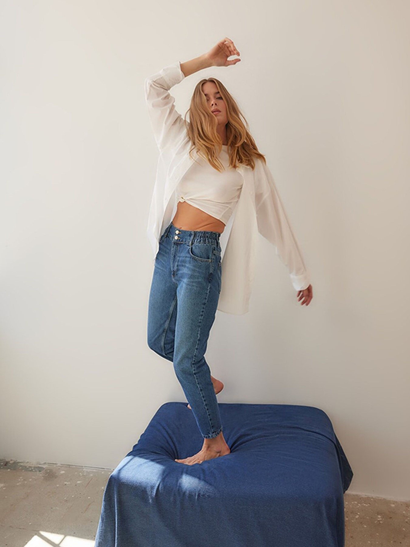 Завужені джинси Trendyol модель TWOAW23JE00379/Mavi Фото