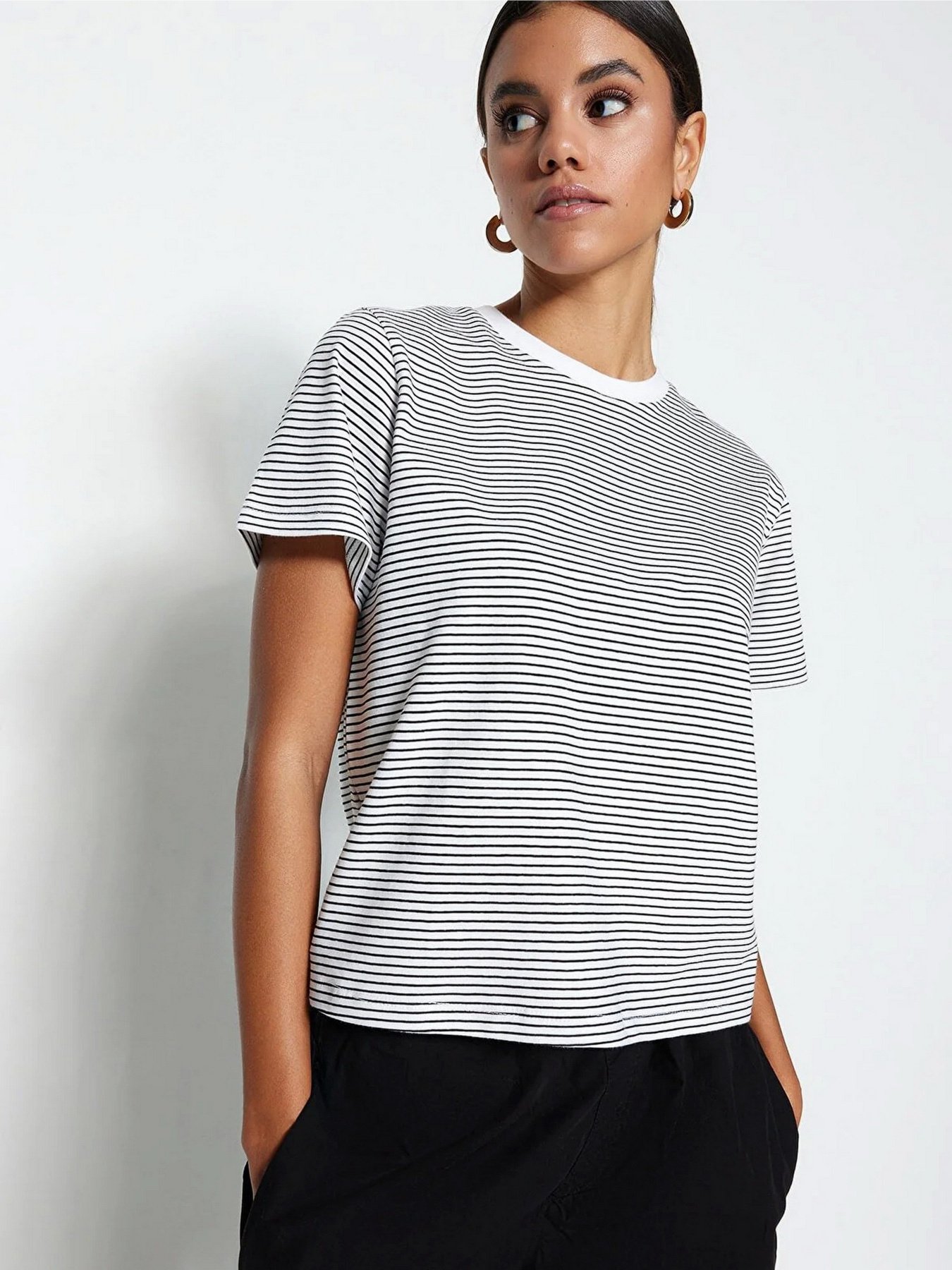 Футболка Trendyol модель TWOSS23TS00043/Siyah Футболка Trendyol модель TWOSS23TS00043/Siyah Фото