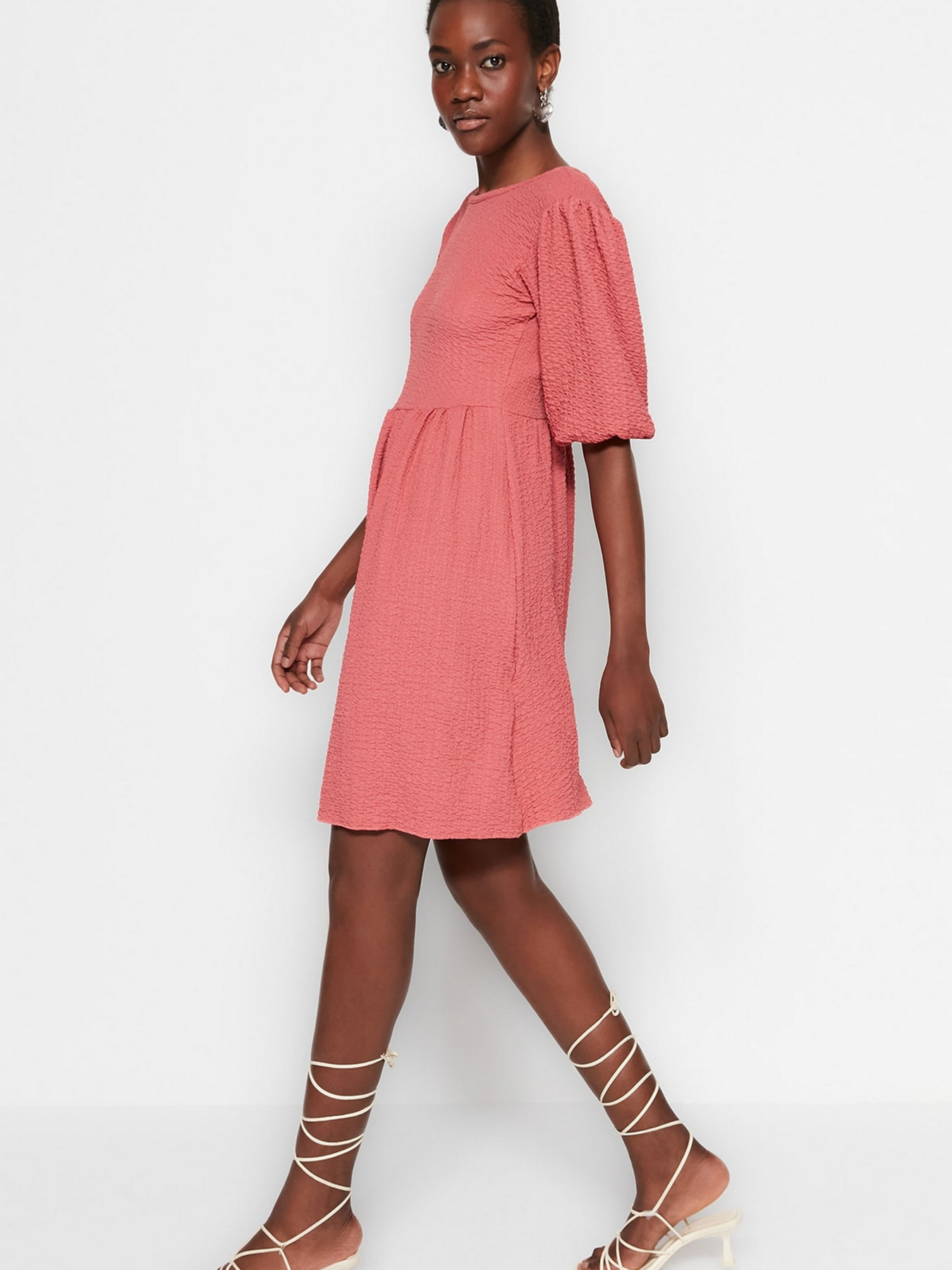 Платье мини Trendyol модель TWOSS23EL00710/Gul Kurusu Фото