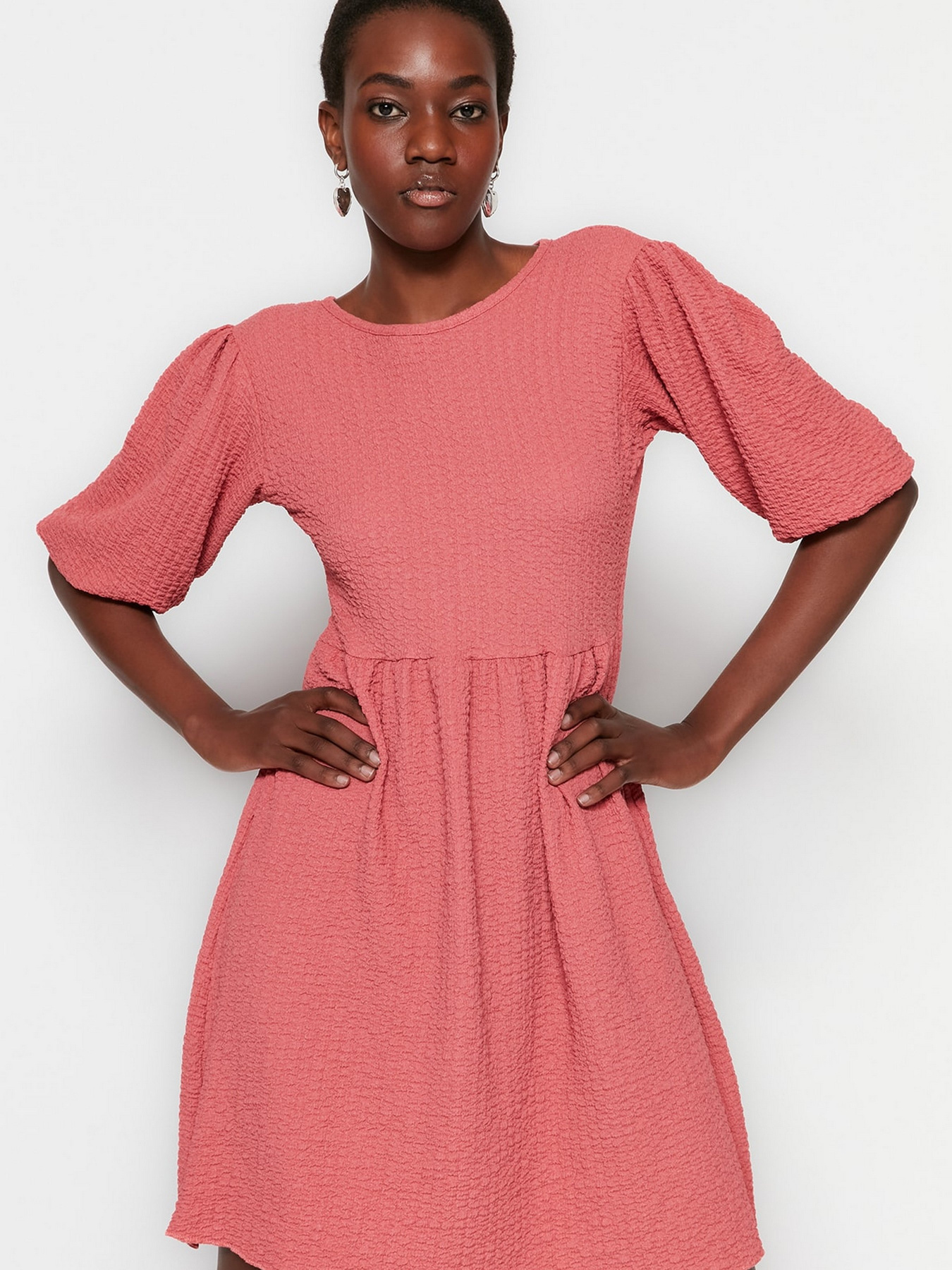 Платье мини Trendyol модель TWOSS23EL00710/Gul Kurusu Фото