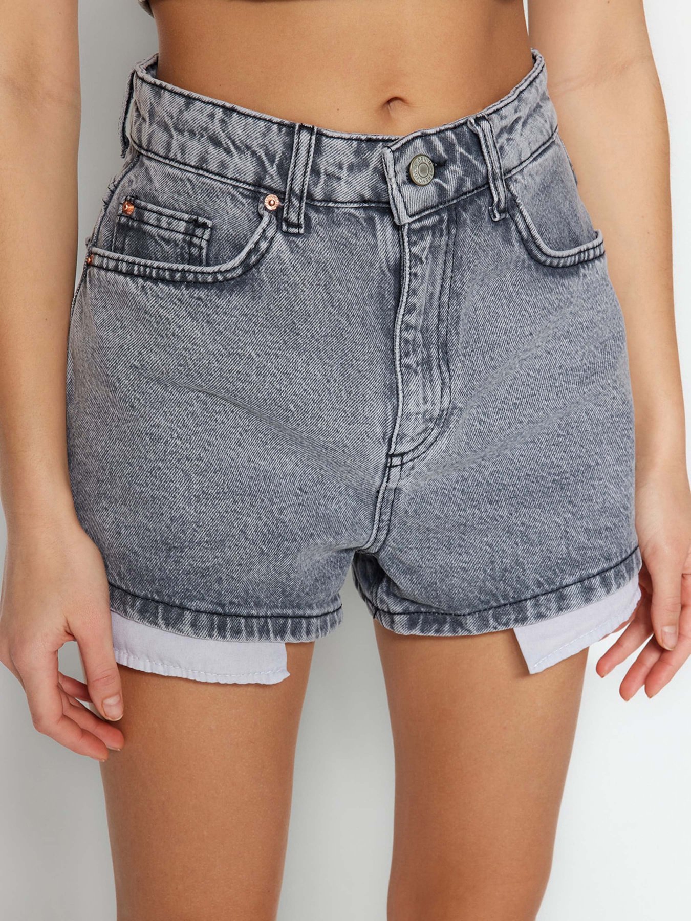 Джинсові шорти Trendyol модель TWOSS23SR00268/Gri Джинсові шорти Trendyol модель TWOSS23SR00268/Gri Фото