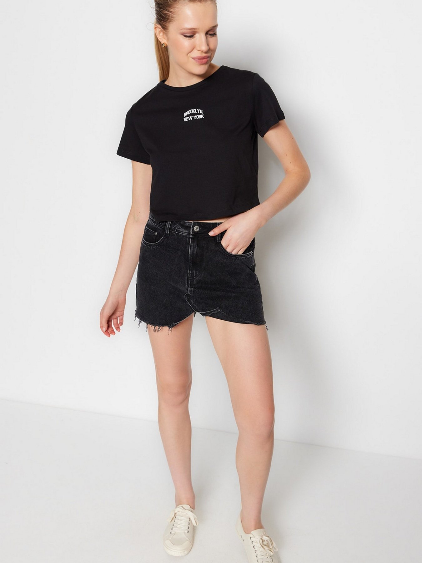 Футболка Trendyol модель TWOSS23TS00155/Siyah Фото