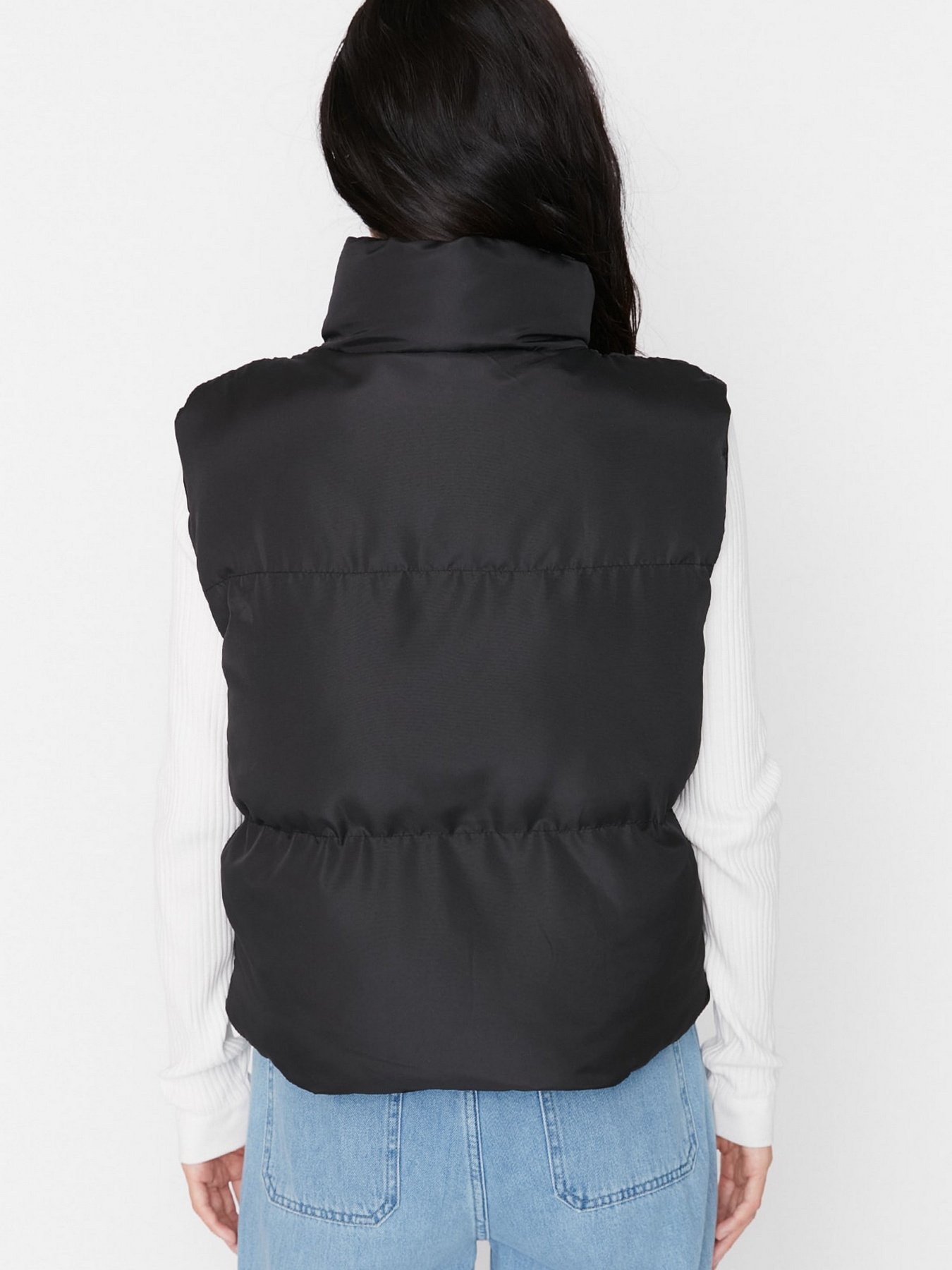 Утеплений жилет Trendyol модель TWOAW23YE00059/Siyah Фото