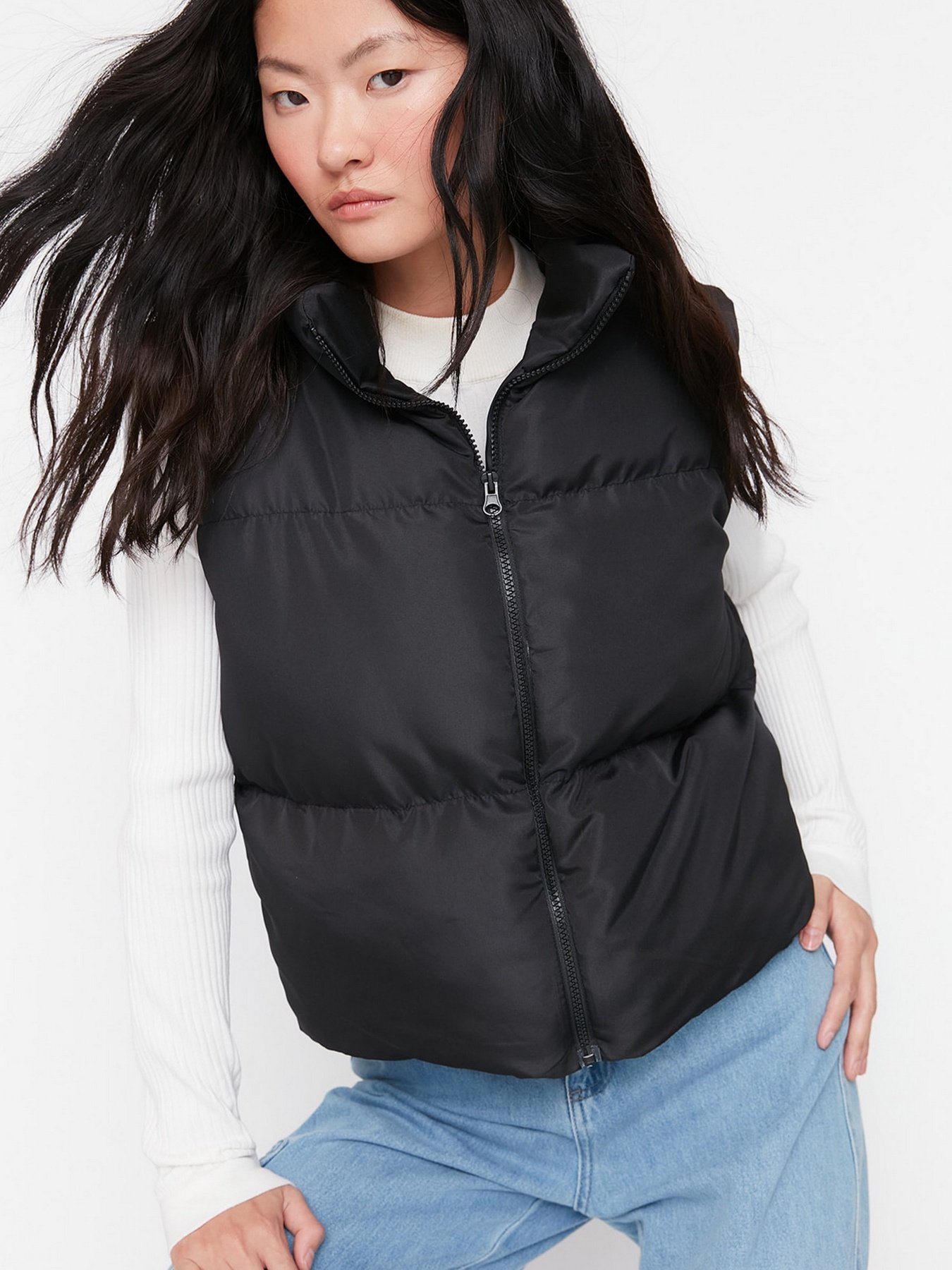 Утеплений жилет Trendyol модель TWOAW23YE00059/Siyah Фото