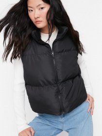 Утеплений жилет Trendyol модель TWOAW23YE00059/Siyah Фото