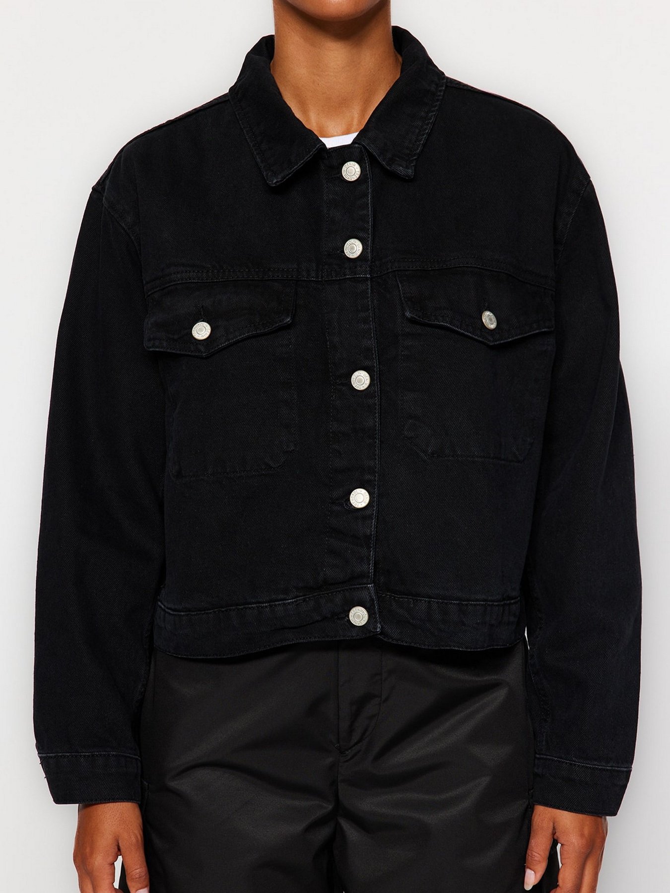 Джинсовая куртка Trendyol модель TWOAW24CE00010/Siyah Фото